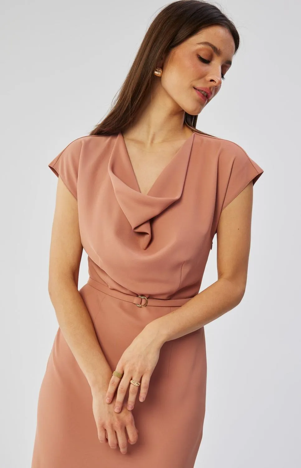 Robe fourreau asymétrique avec col bénitier rose