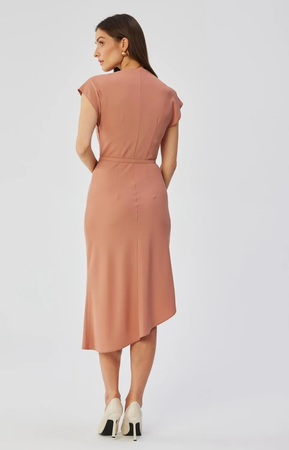 Robe fourreau asymétrique avec col bénitier rose